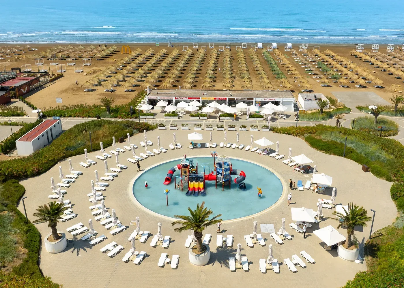 בריכה עגולה עם עיירת מים ב-Sea Breeze Beach Club — מועדון חוף במרחק כמה דקות הליכה