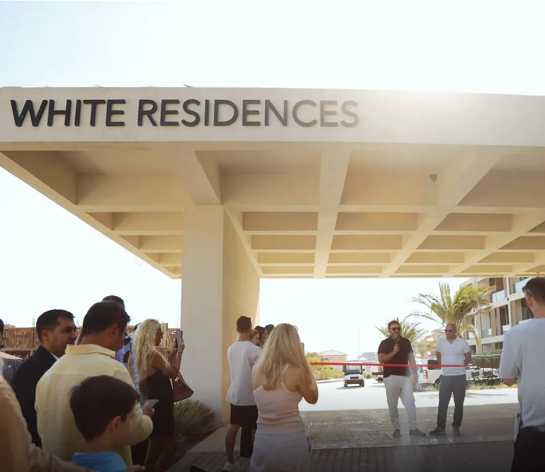 2024-cü il iyunun 15-də White Residences açılışı: qonaqlar qırmızı lentin yanında